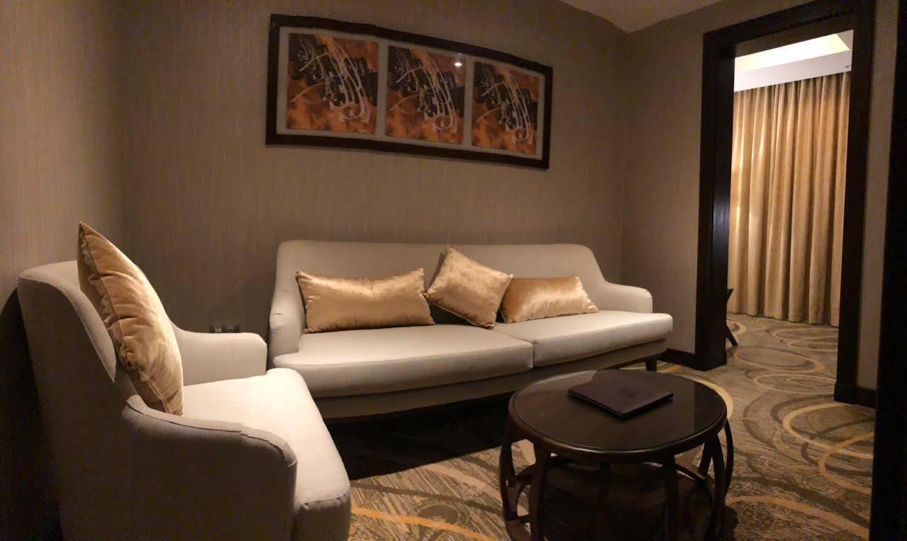 Millennium Makkah Al Naseem Meca Exterior foto A living room in a hotel room
