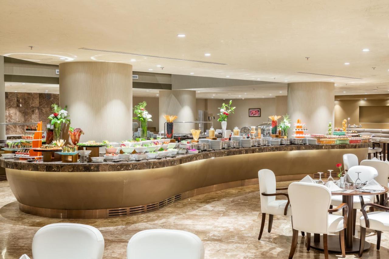 Millennium Makkah Al Naseem Meca Exterior foto A buffet at a luxury hotel