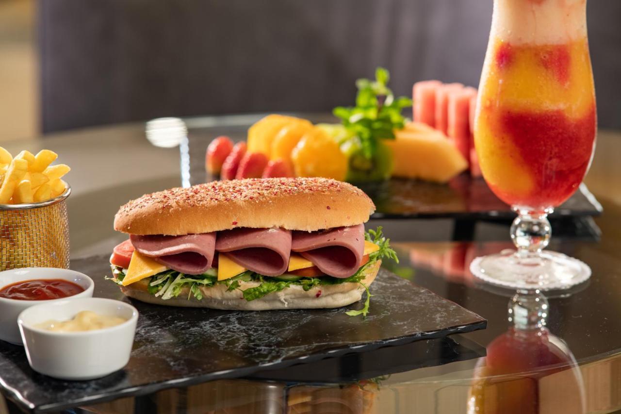 Millennium Makkah Al Naseem Meca Exterior foto A sandwich with ham and cheese