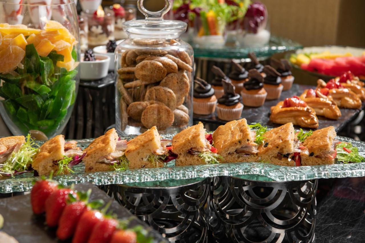 Millennium Makkah Al Naseem Meca Exterior foto A buffet at a luxury hotel